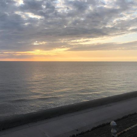 Town Center Large 2 Bedroom Apartment- Sleeps Up To 6 - Dogs Welcome - 2 Minutes From Train Station Блэкпул Экстерьер фото