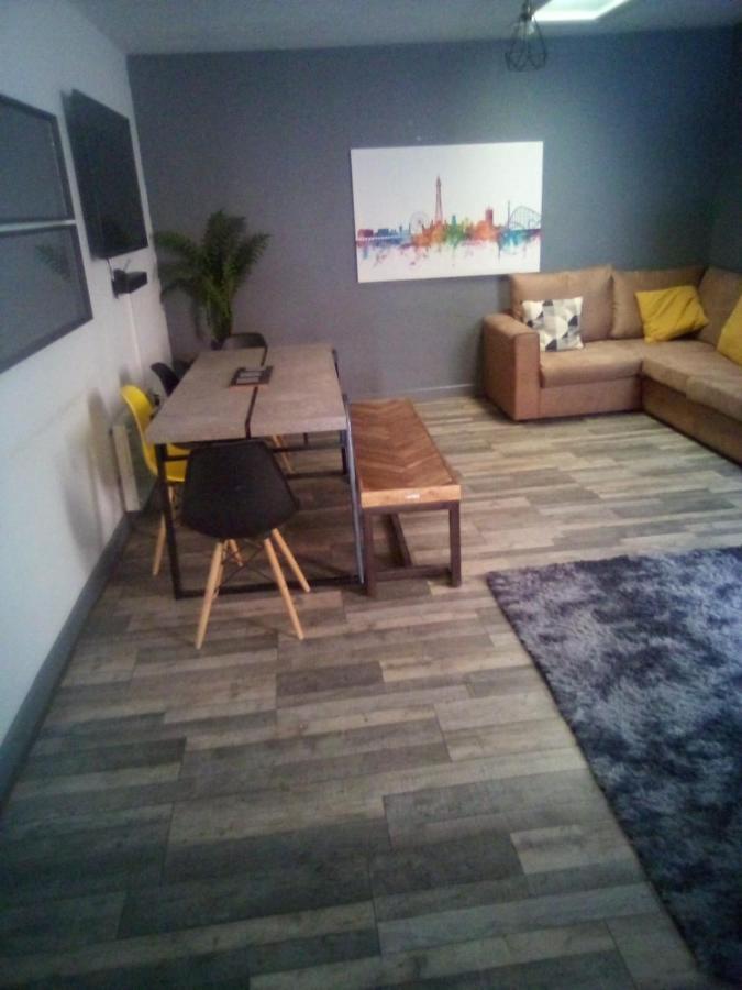 Town Center Large 2 Bedroom Apartment- Sleeps Up To 6 - Dogs Welcome - 2 Minutes From Train Station Блэкпул Экстерьер фото